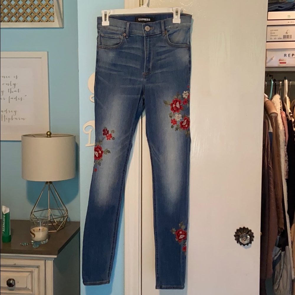 High waisted jeans with floral stitching on sides